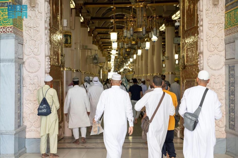 انسيابية في حركة الزوار من باب السلام بالمسجد النبوي تبرز تكامل التنظيم والجهود الميدانية