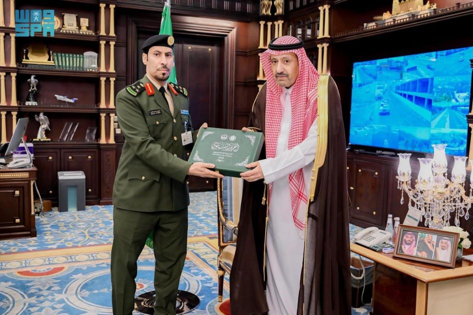 أمير منطقة الباحة يتسلّم التقرير السنوي لمديرية السجون بالمنطقة لعام 2024