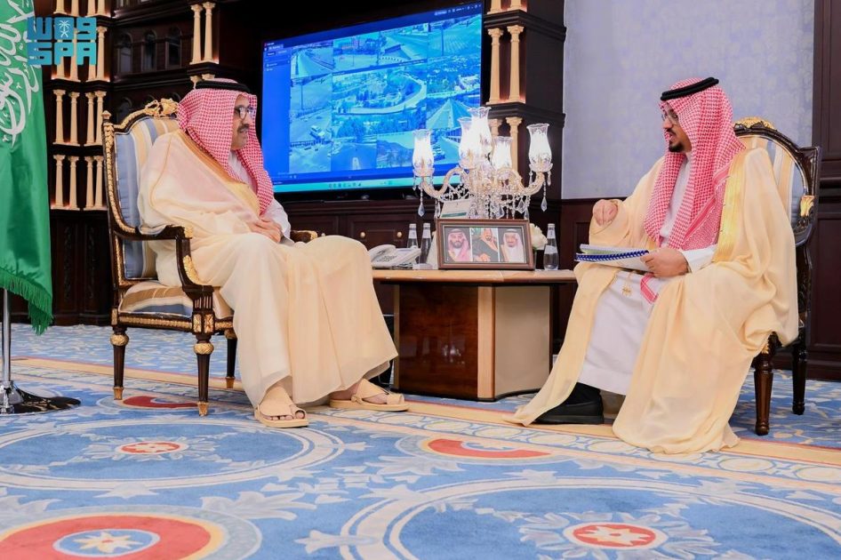 أمير منطقة الباحة يتابع جهود تنمية الاستثمار البلدي بأمانة المنطقة ويؤكد دعمه للمشاريع النوعية لتحسين جودة الحياة