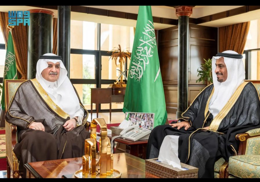أمير تبوك يستقبل مدير فرع الديوان العام للمحاسبة بالمنطقة
