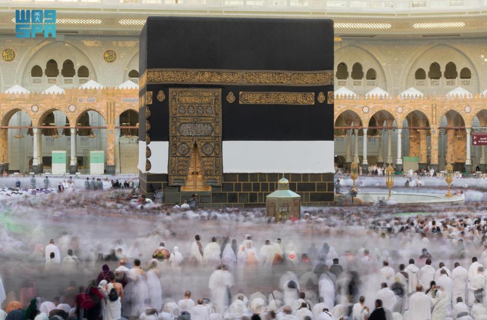 حجاج بيت الله الحرام يؤدون طواف الإفاضة في أجواء إيمانية وخدمات متكاملة