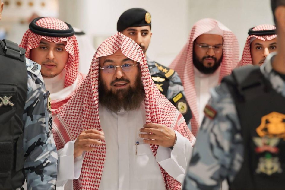 أعلن عن توزيع اكثر مليوني نسخة مترجمة من القران والاصدارات الاثرائية والتوجه قريبا نحو الرئاسة الذكية .. .. السديس: تنفيذ أكثر من ١٢٠ مبادرة و١٦ برنامج علمي واطلاق ١٠ تطبيقات ذكية