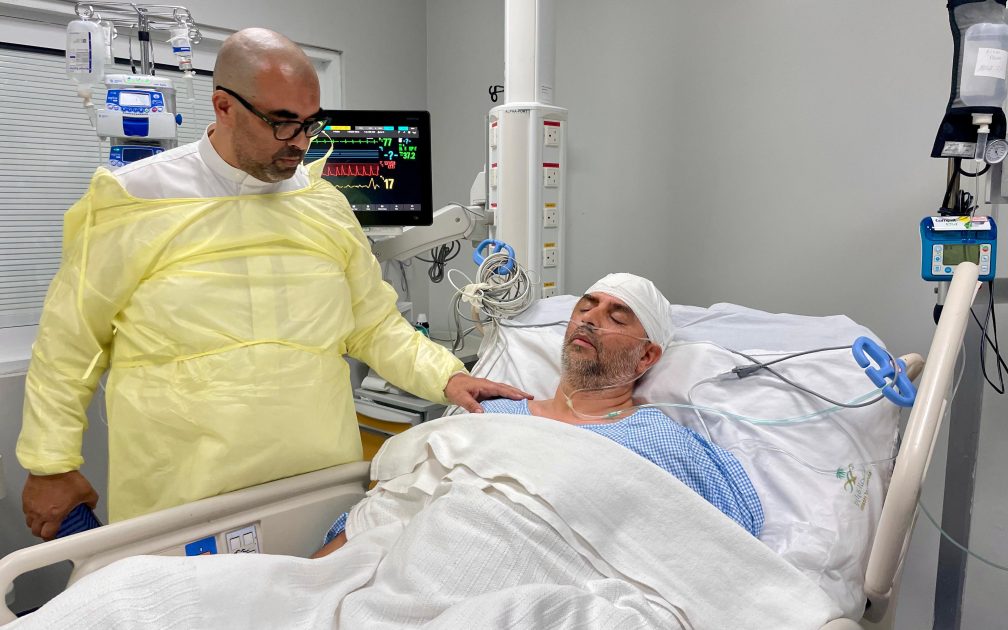 تدخل عصبي دقيق يُنقذ حياة حاج جزائري بعد نزيف دماغي حاد ناجم عن تشوة شرياني وريدي بمدينة الملك عبدالله الطبية