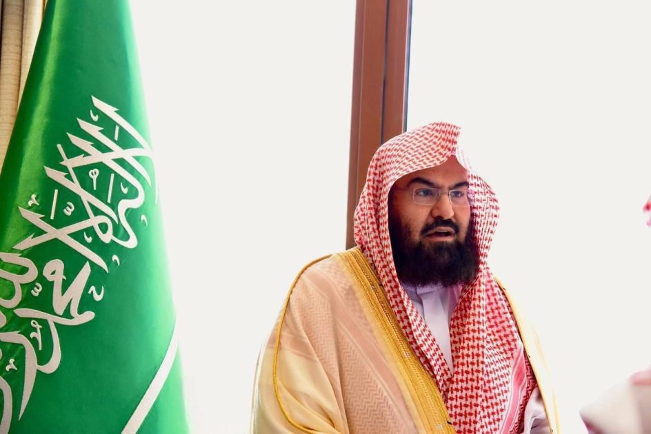 معالي الشيخ السديس يزور سماحة الشيخ العباد في منزله بالمدينة المنورة ويوجه بجمع ونشر دروسه العلمية