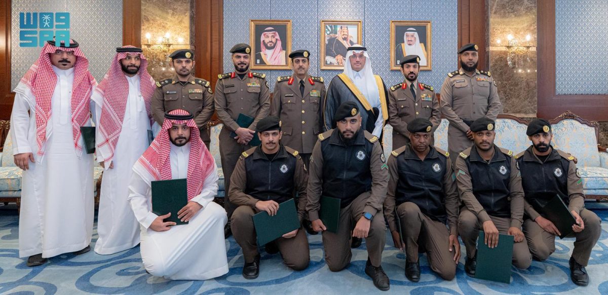 محافظ الأحساء يكرّم عددًا من منسوبي شرطة المحافظة