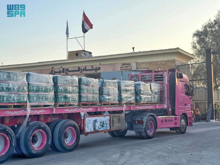 عبور 6 شاحنات إغاثية سعودية جديدة إلى قطاع غزة مقدمة من مركز الملك سلمان للإغاثة