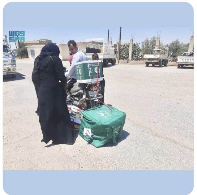 مركز الملك سلمان للإغاثة يوزّع مساعدات إغاثية متنوعة للنازحين من محافظة السويداء إلى محافظة درعا