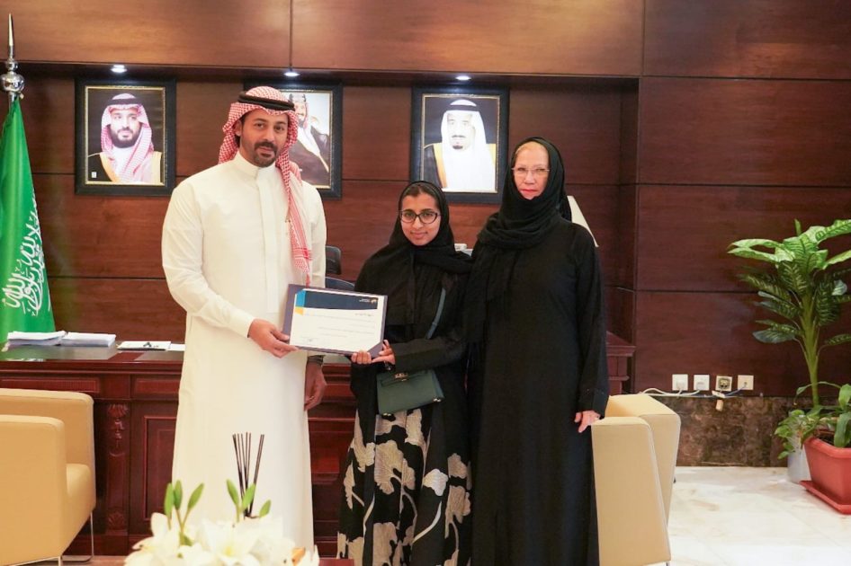 *”مدير عام فرع “وزارة الموارد البشرية والتنمية الاجتماعية “بمنطقة مكة المكرمة يكرّم الطالبات الموهبات من الايتام لتحقيقهن مراتب الشرف الأول”*