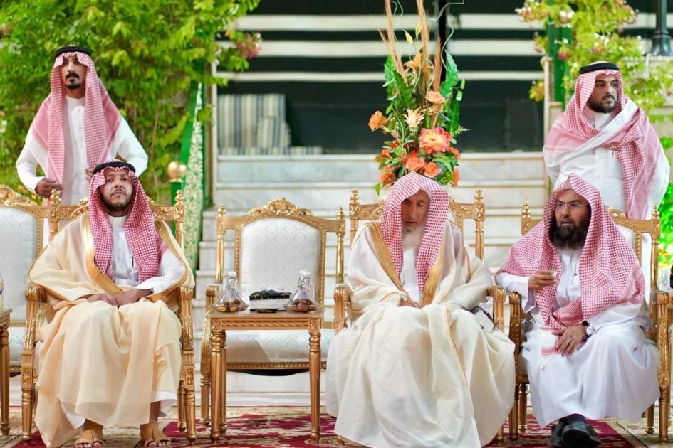 سماحة المفتي وسمو محافظ الطائف يجتمعان على مأدبة العشاء برعاية رئاسة الشؤون الدينية بالحرمين الشريفين