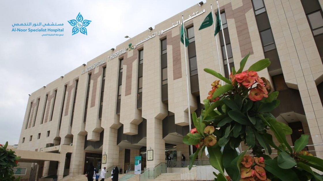 عملية جراحية نادرة تنهي معاناة فتاة يمنية من انحراف العمود الفقري بـ”نور مكة”