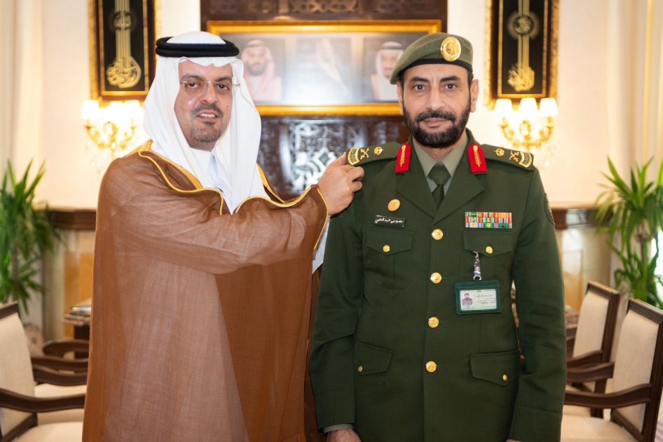 صاحب السمو الملكي الأمير سعود بن مشعل بن عبدالعزيز نائب أمير منطقة مكة المكرمة يقلد مدير الادارة العامة للحج والعمرة بالجوازات رتبه لواء