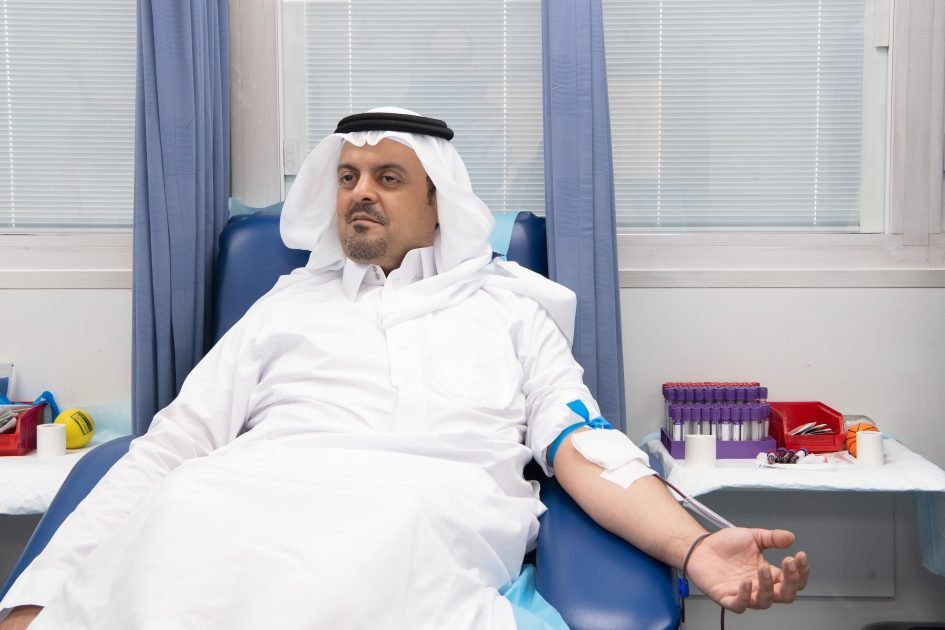 نائب امير منطقة مكة المكرمة يترع بالدم تفاعلاً مع الحملة الوطنية للتبرع بالدم والتي اطلقها سمو ولي العهد