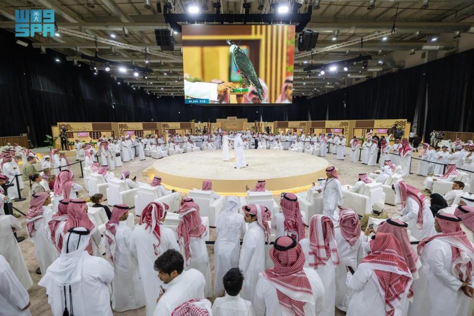 بيع 3 صقور بـ 214 ألف ريال في الليلة الثانية من المزاد الدولي لمزارع إنتاج الصقور 2025