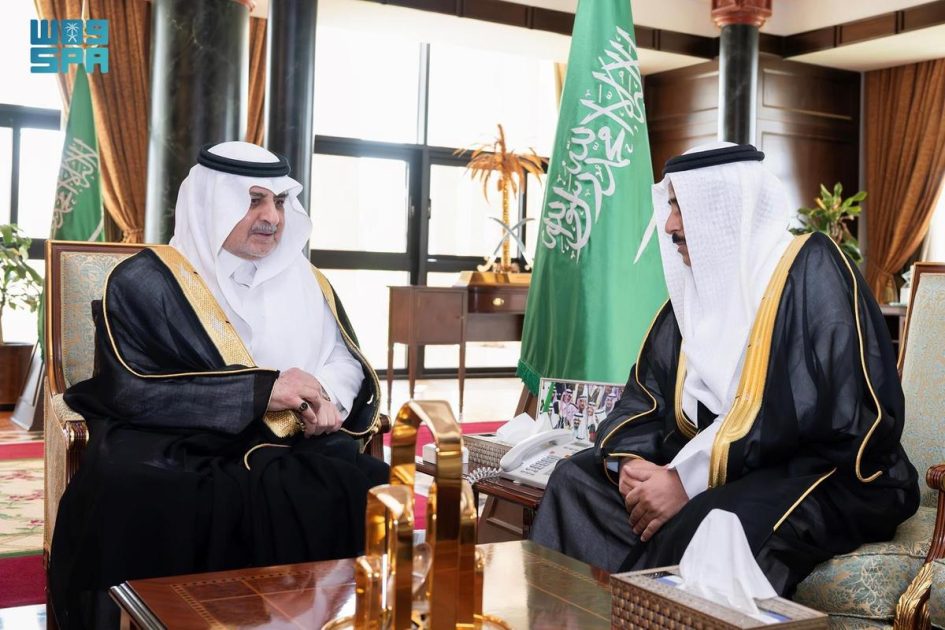 أمير منطقة تبوك يستقبل مدير مطار الأمير سلطان بن عبدالعزيز الدولي