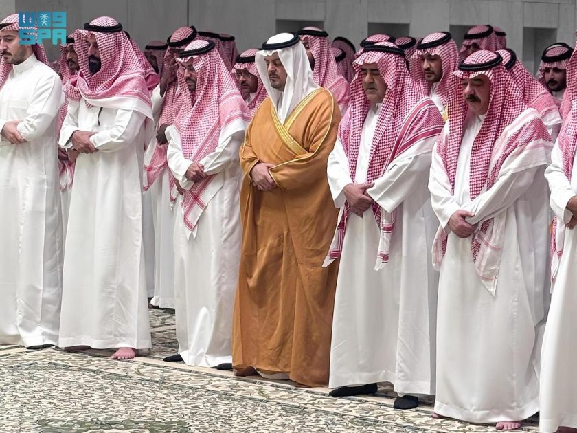 نائب أمير مكة المكرمة يؤدي صلاة الميت على والدة الأمير فهد بن مقرن بن عبدالعزيز