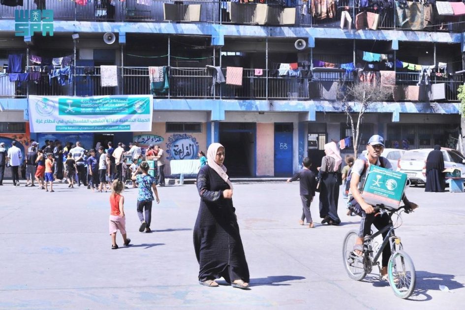 مركز الملك سلمان للإغاثة يواصل توزيع المساعدات الغذائية في قطاع غزة