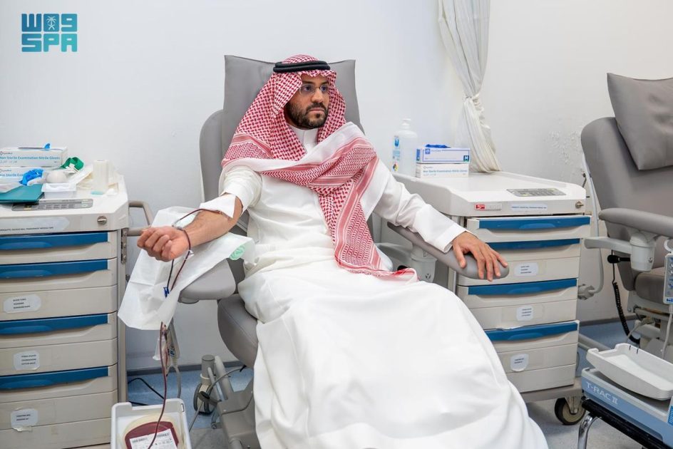 نائب أمير منطقة حائل يشارك في حملة سمو ولي العهد للتبرع بالدم