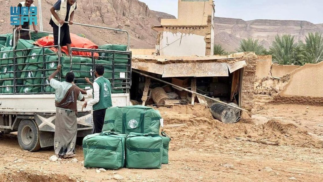 مركز الملك سلمان للإغاثة يدشّن توزيع المساعدات الإيوائية للمتضررين من السيول بمديريات وادي حضرموت