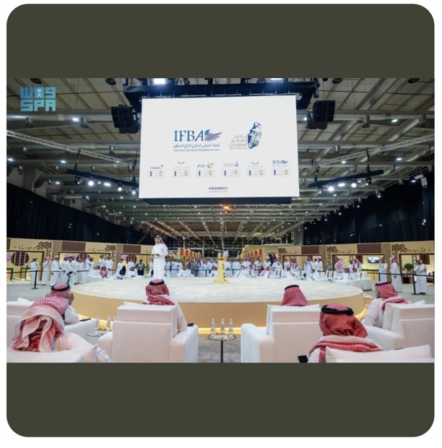 بيع 3 صقور بـ111 ألف ريال في خامس ليالي المزاد الدولي لمزارع إنتاج الصقور 2025