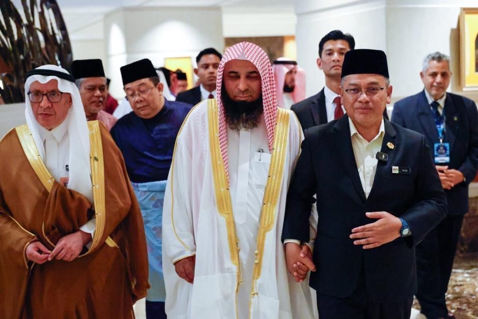 الرئاسة تعضد مهام أئمة الحرمين.. يؤم المصلين لصلاة الجمعة ويلتقي العلماء.. الشيخ البدير في ماليزيا لتعزيز رسالة التسامح والاعتدال