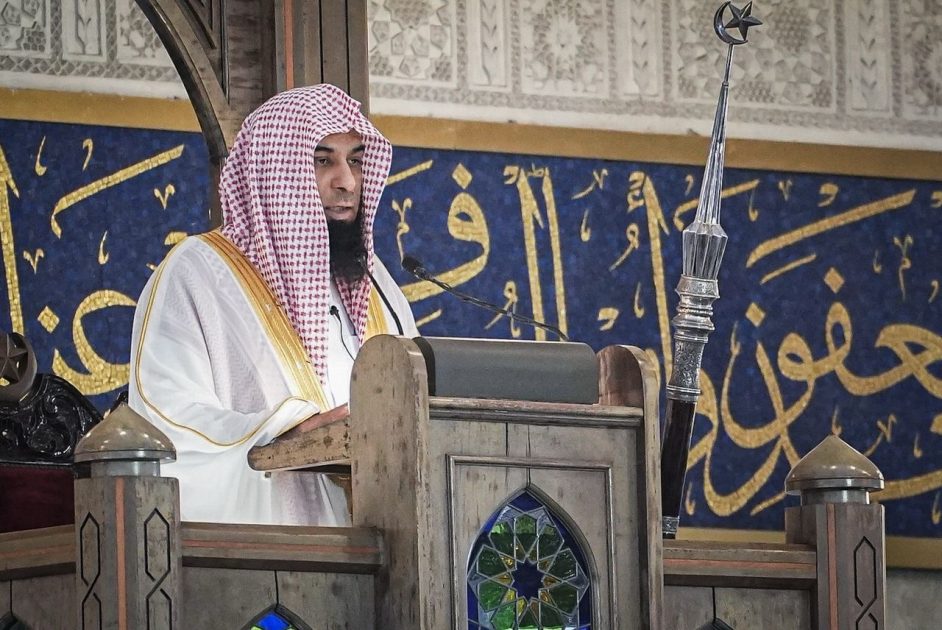 أمّ المصلين في مسجد بوترا بكوالالمبور.. وثمّن جهود القيادة لخدمة قضايا الأمّة.. الشيخ صلاح البدير في خطبة الجمعة:  احذروا دعاة الضلال والانحلال والإلحاد وتحلّوا بالحكمة والاعتدال والوسطية