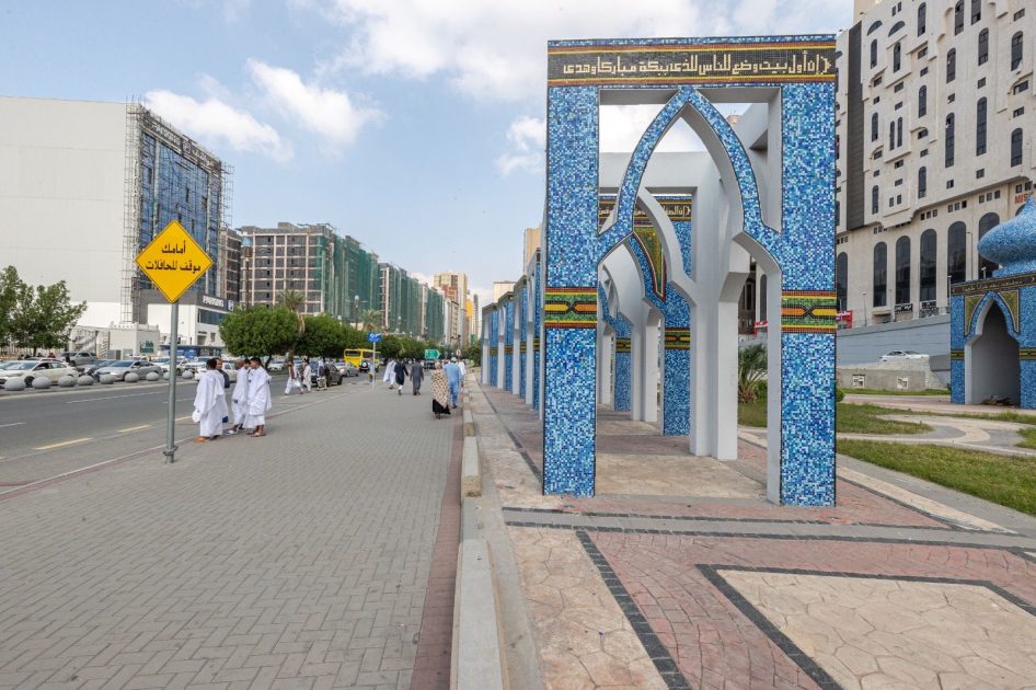 المجسمات الجمالية في المنطقة المركزية تمنح المعتمرين والزوار تجربة بصرية وروحانية متكاملة