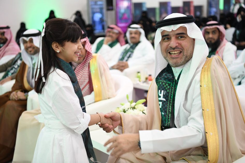 برعاية مستشار خادم الحرمين الشريفين، أمير منطقة مكة المكرمة… تعليم مكة يحتفل باليوم الوطني بأوبريت “عزنا بطبعنا ” وعرضاً “من كلمات المؤسس”