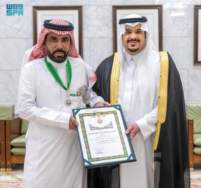 إنفاذًا لأمر خادم الحرمين الشريفين بناء على ما رفعه سمو ولي العهد.. نائب أمير منطقة الرياض يُسلم وسام الملك عبدالعزيز من الدرجة الأولى للمواطن ماهر الدلبحي