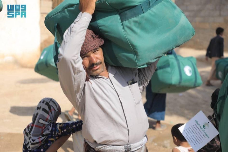 مركز الملك سلمان للإغاثة يوزّع مساعدات إيوائية متنوعة في عدة مديريات بمحافظة حضرموت