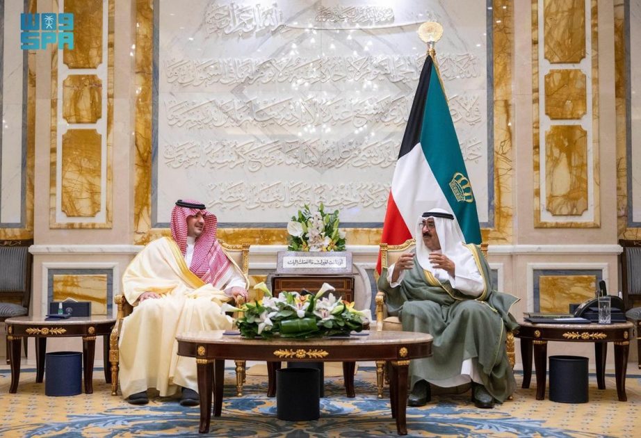 أمير دولة الكويت يستقبل الأمير عبدالعزيز بن سعود