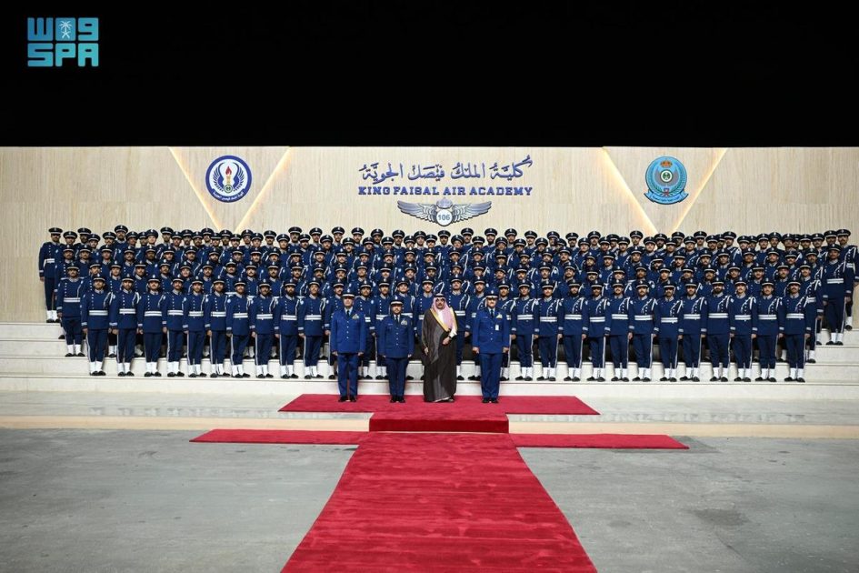 نيابةً عن سمو وزير الدفاع.. سمو نائب وزير الدفاع يرعى حفل تخريج الدورة 106 من طلبة كلية الملك فيصل الجوية