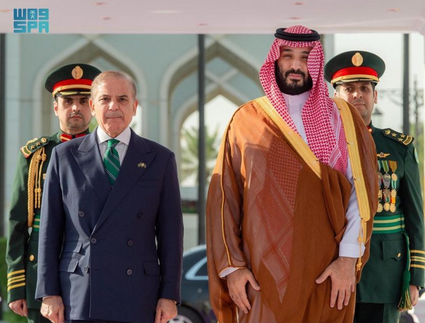 سمو ولي العهد يستقبل رئيس وزراء جمهورية باكستان الإسلامية ويعقدان جلسة مباحثات رسمية ويوقعان على اتفاقية الدفاع الإستراتيجي المشترك