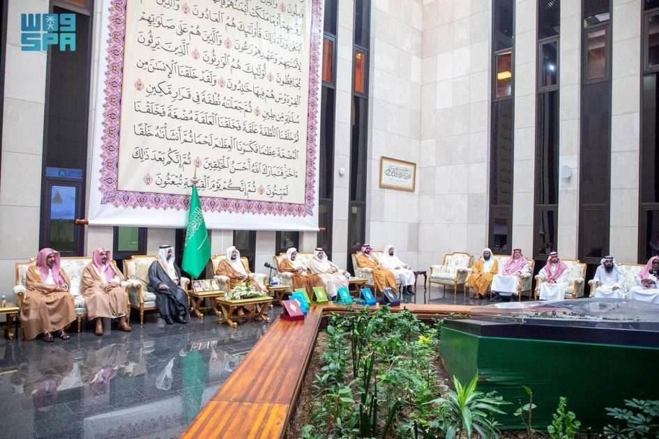 وزير الشؤون الإسلامية يزور مجمع الملك فهد لطباعة المصحف الشريف بالمدينة المنورة