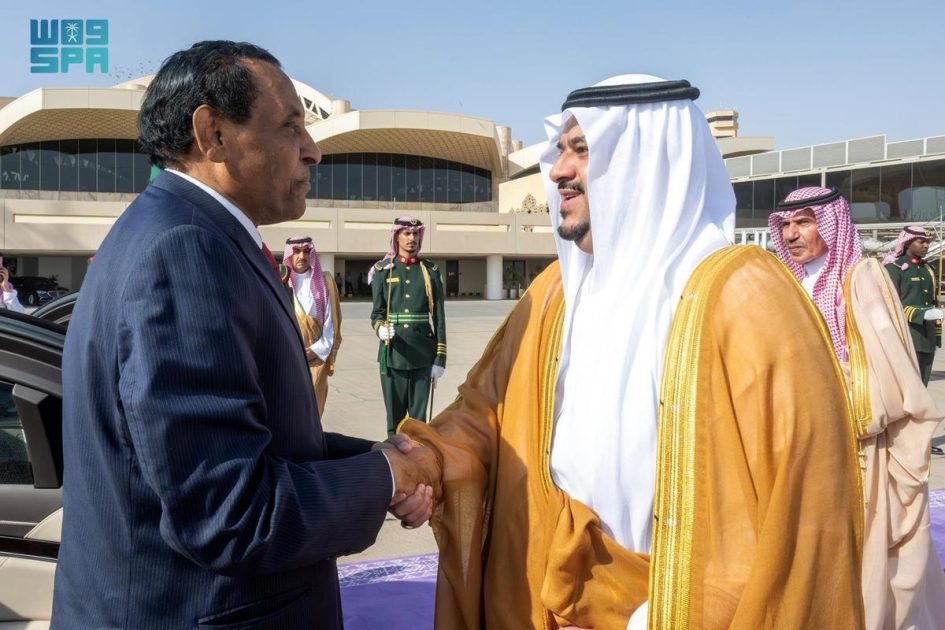 رئيس مجلس وزراء جمهورية السودان يغادر الرياض وفي مقدمة مودعيه نائب أمير المنطقة