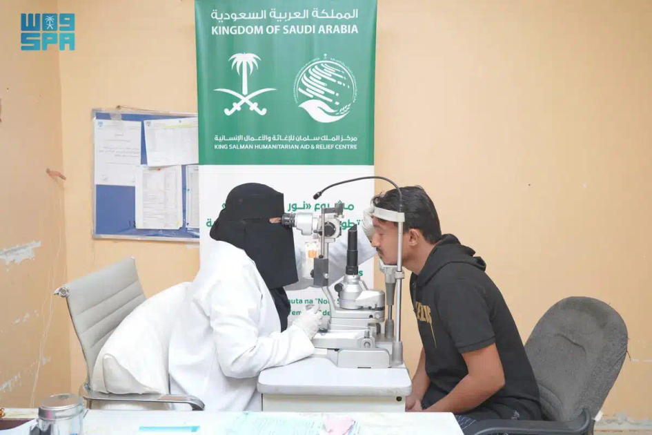 مركز الملك سلمان للإغاثة يختتم مشروع “نور السعودية” التطوعي للعمليات النوعية المتخصصة بالعيون في محافظة عدن
