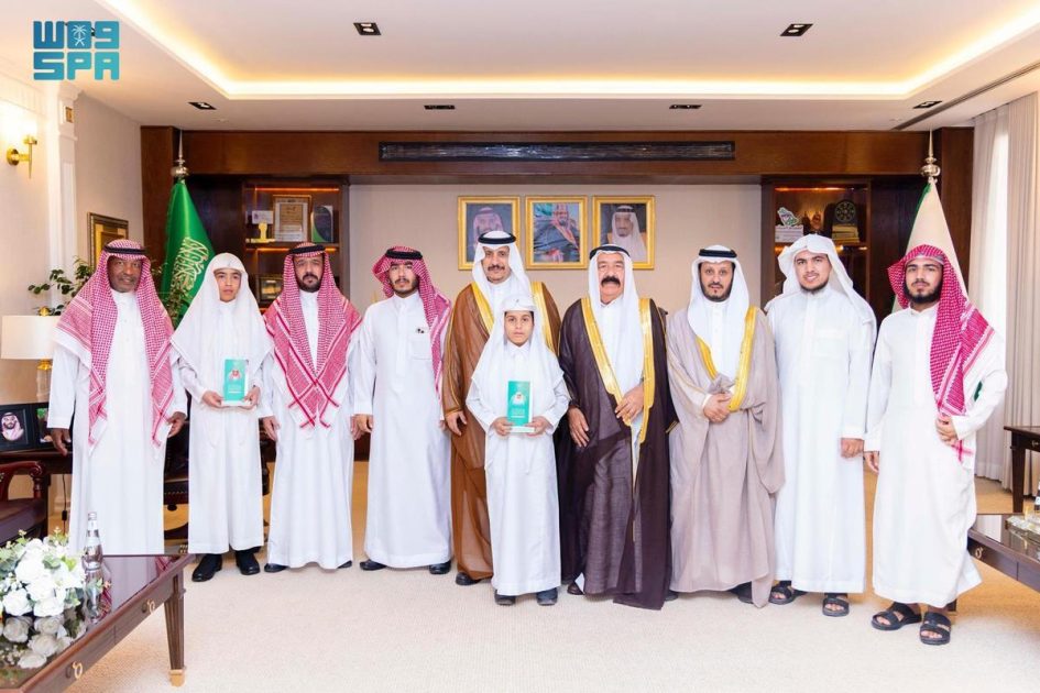 محافظ حفر الباطن يستقبل أصغر حافظ للقرآن الكريم من جمعية “برهان” للتحفيظ