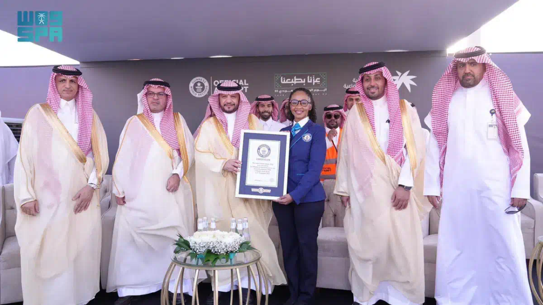 في اليوم الوطني الـ95 وزارة الموارد البشرية والتنمية الاجتماعية تُشكل أكبر علم سعودي بفن الفسيفساء