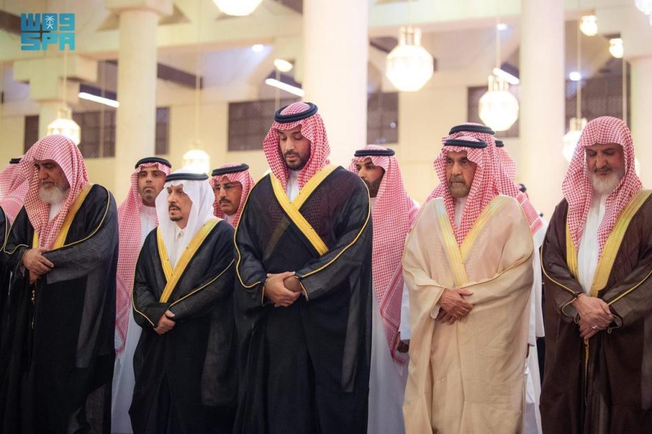 سمو ولي العهد يؤدي صلاة الميت على سماحة الشيخ عبدالعزيز بن عبدالله بن محمد آل الشيخ -رحمه الله-