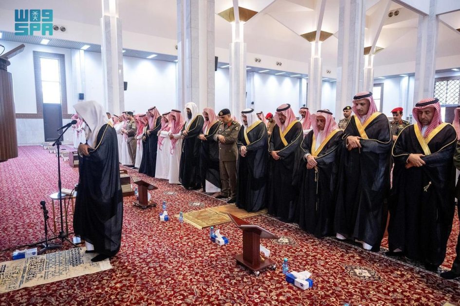 أمير القصيم ونائبه يؤديان صلاة الغائب على سماحة المفتي العام للمملكة