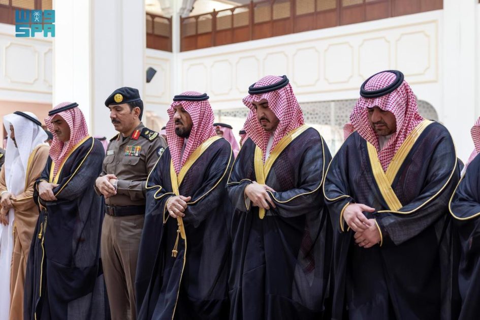 أمير منطقة الجوف يؤدي صلاة الغائب على سماحة المفتي العام للمملكة