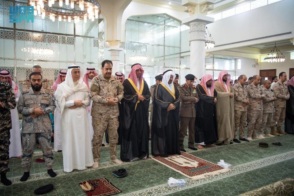نائب أمير منطقة مكة المكرمة يؤدي صلاة الغائب على سماحة المفتي العام للمملكة