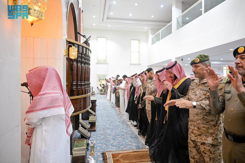محافظ الطائف يؤدي صلاة الغائب على سماحة المفتي العام للمملكة