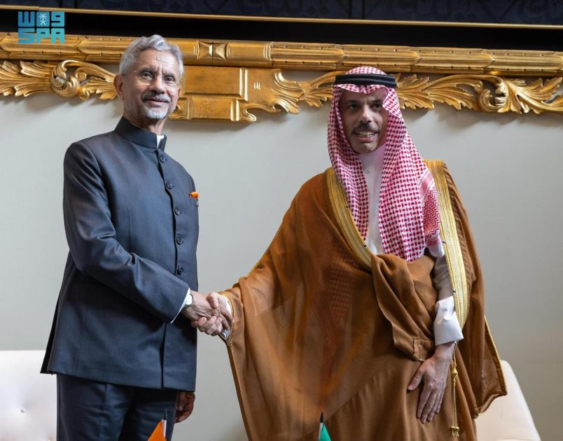سمو وزير الخارجية يلتقي وزير خارجية الهند