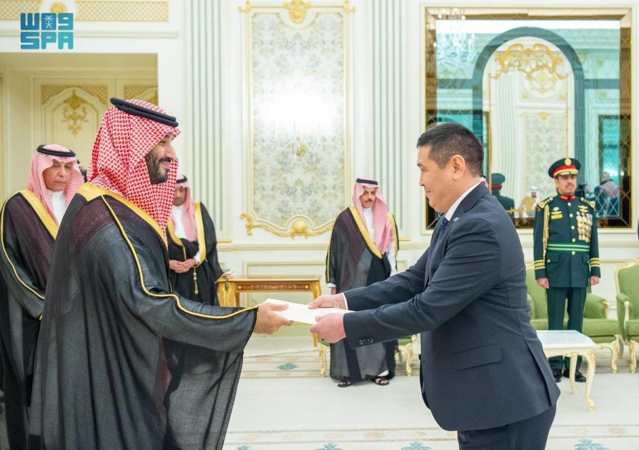 نيابة عن خادم الحرمين الشريفين.. سمو ولي العهد يتسلم أوراق اعتماد سفراء عدد من الدول الشقيقة والصديقة المعينين لدى المملكة
