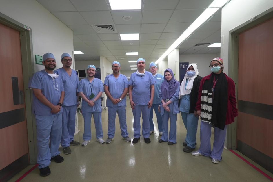 في إنجاز طبي يُنفذ لأول مرة بالشرق الأوسط.. زراعة سماعة عظمية لعشرينية بالمدينة الطبية بمكة