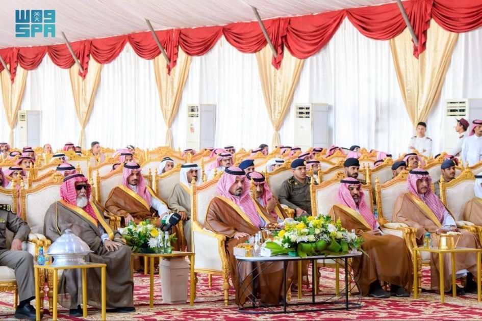 أمير منطقة المدينة المنورة يزور مقرَّ مزاد المدينة المنوّرة للإبل في محافظة الحناكية