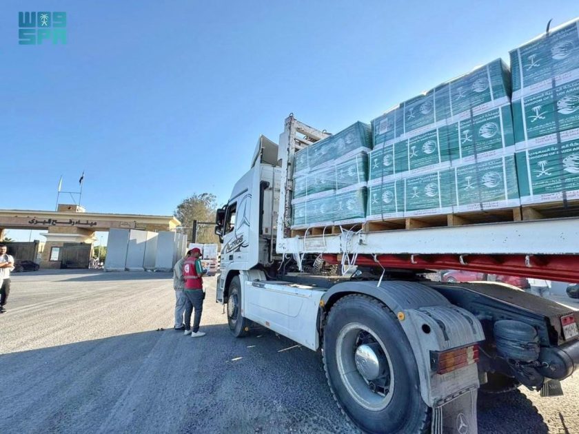مساعدات إنسانية سعودية جديدة تعبر منفذ رفح متجهة إلى قطاع غزة مقدمة من مركز الملك سلمان للإغاثة