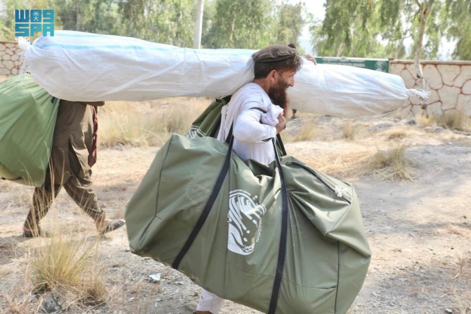 مركز الملك سلمان للإغاثة يوزع (350) حقيبة إيوائية في مديرية درة نور بولاية ننجرهار بأفغانستان