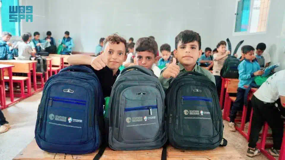 مركز الملك سلمان يدشّن توزيع المستلزمات التعليمية للطلاب والطالبات في مديريتي المخا وموزع بمحافظة تعز