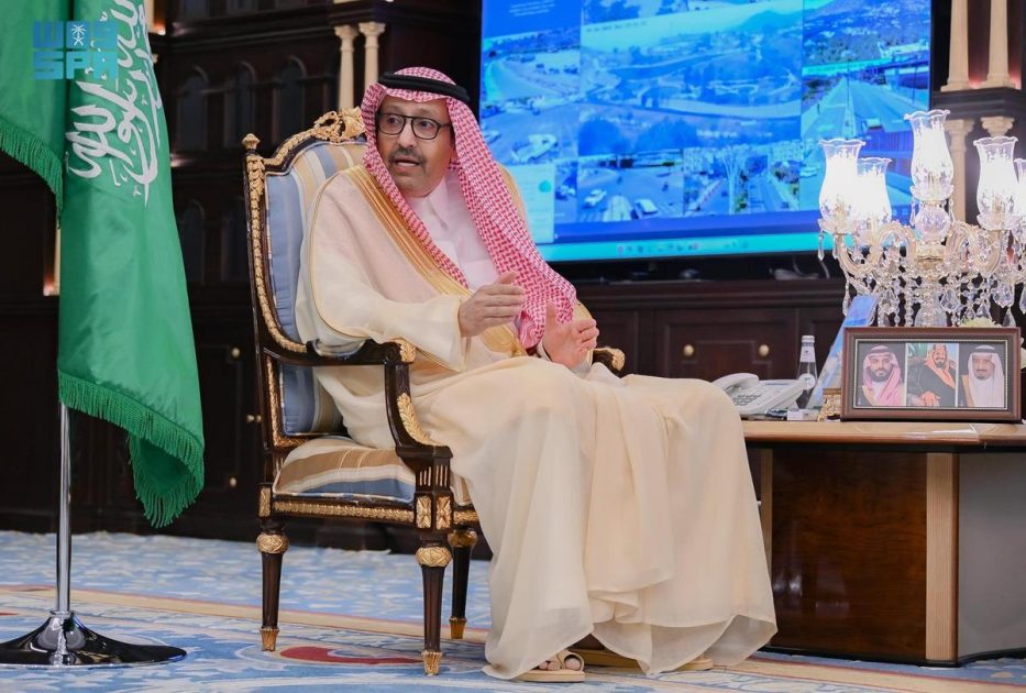 الأمير حسام بن سعود يطّلع على تقرير أعمال الغرفة التجارية بالباحة